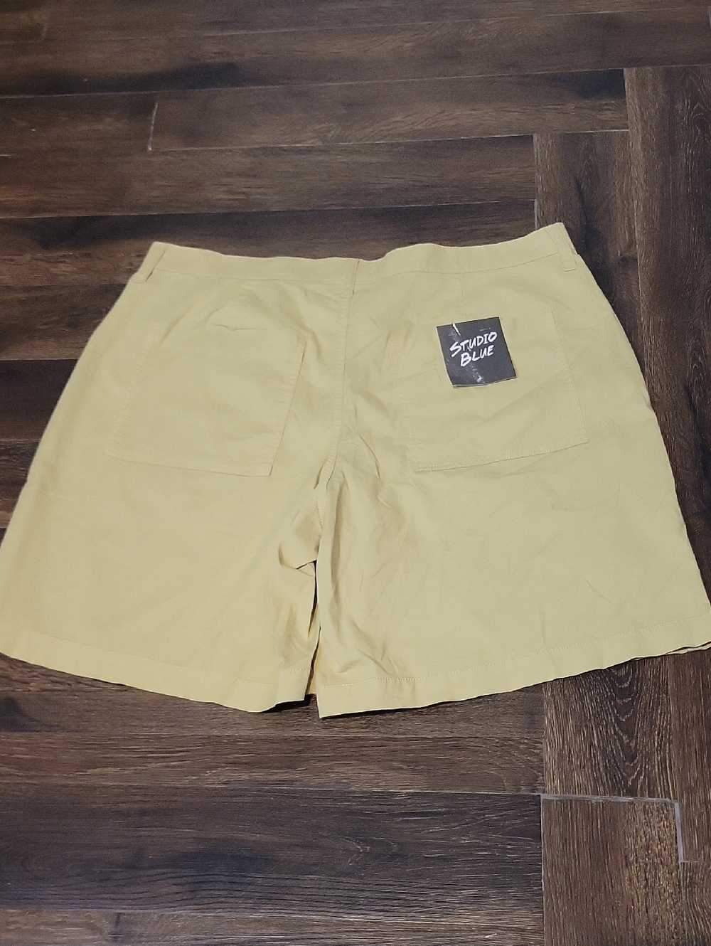 Studio Blue Leek Green Cargo Style Bermuda Shorts Size 16 - NWT - Picture 4 of 5
